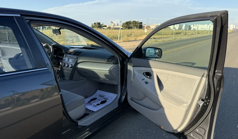
								2011 Toyota Camry LE full									