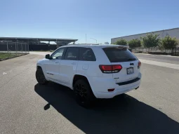 
										Jeep Grand Cherokee Latitude 2018 full									