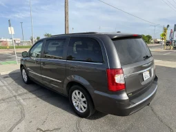 
										2016 Chrysler Town & Country Touring full									