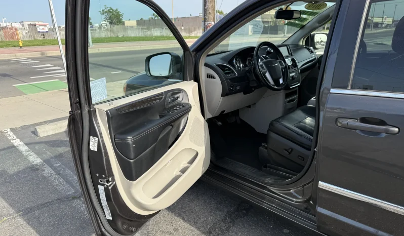 
								2016 Chrysler Town & Country Touring full									