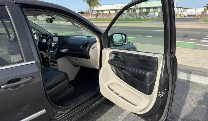 
								2016 Chrysler Town & Country Touring full									