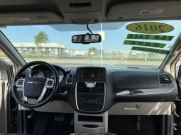 
										2016 Chrysler Town & Country Touring full									