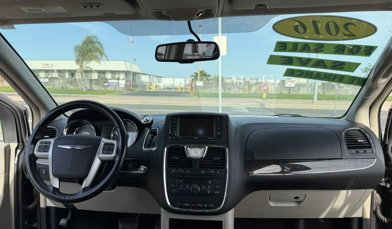 
								2016 Chrysler Town & Country Touring full									